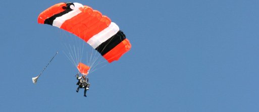 Sicher wie in Abrahams Schoss am riesigen Tandem-Fallschirm. Sicher wie in Abrahams Schoss am riesigen Tandem-Fallschirm.
