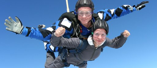 Beim Fallschirmspringen frei wie ein Vogel! Beim Fallschirmspringen frei wie ein Vogel!